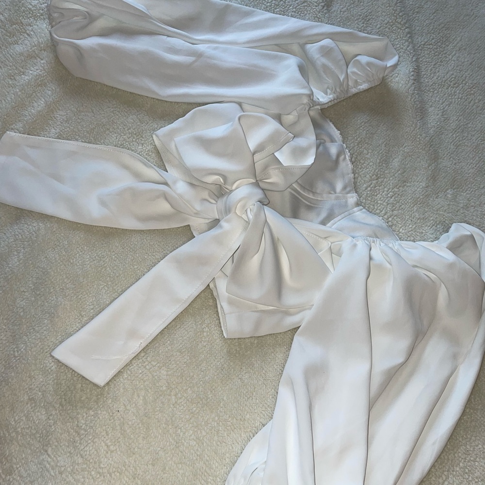 White long sleeve blouse with puff sleeves and a tie back. - Picture 3 of 5